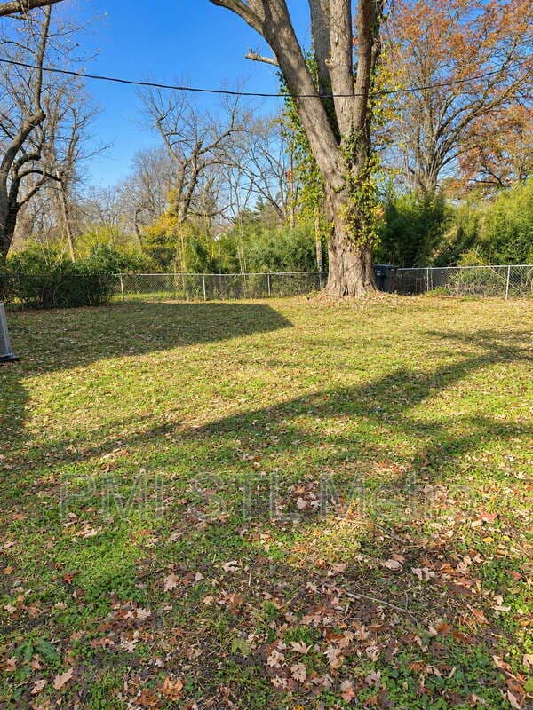 St. Louis House: 127 Brigadoon Cir