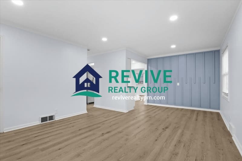 Roseville House: 28059 Floral Street