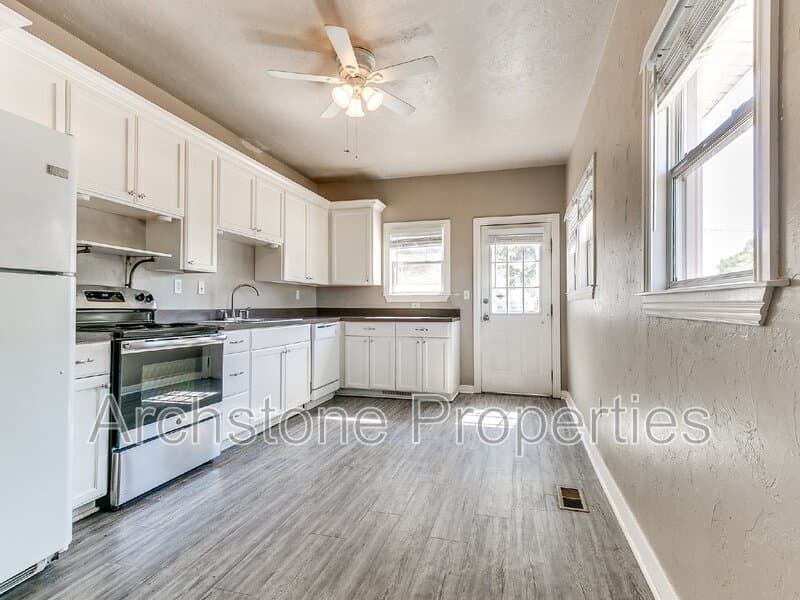 Edmond House: 202 E 3rd St