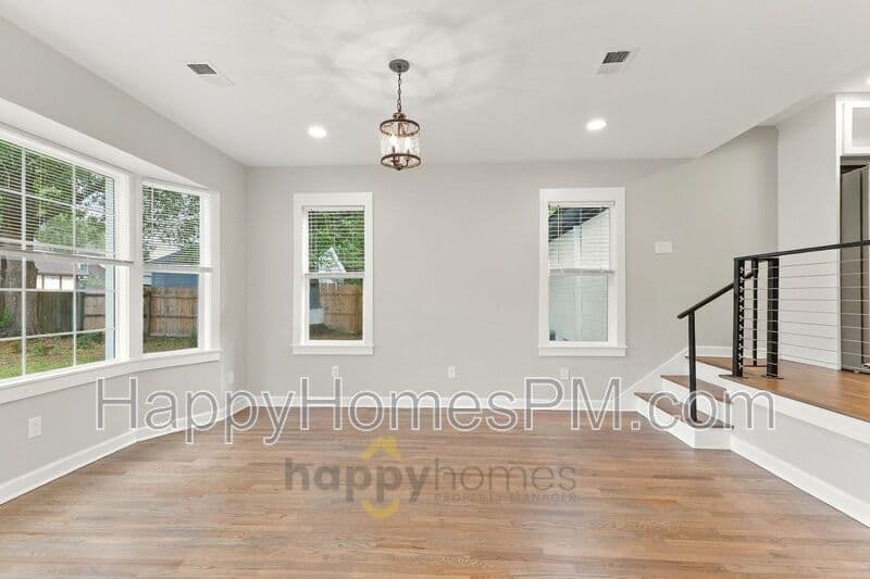 Summerville House: 111 Flicker Lane