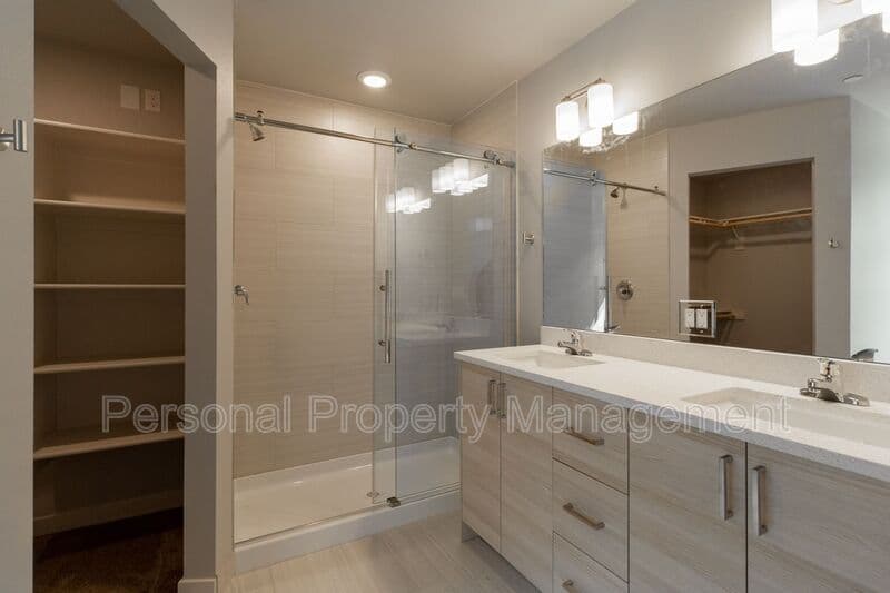 Washougal Townhome: 1815 N R Cir