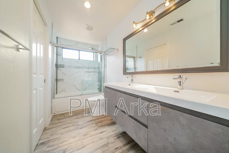 Kirkland House: 11818 NE 105th Ct