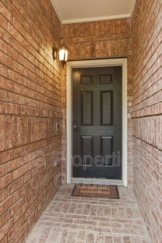 Lewisville House: 2925 St. Andrews Drive