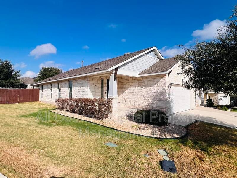 Georgetown House: 201 Oakstone Dr
