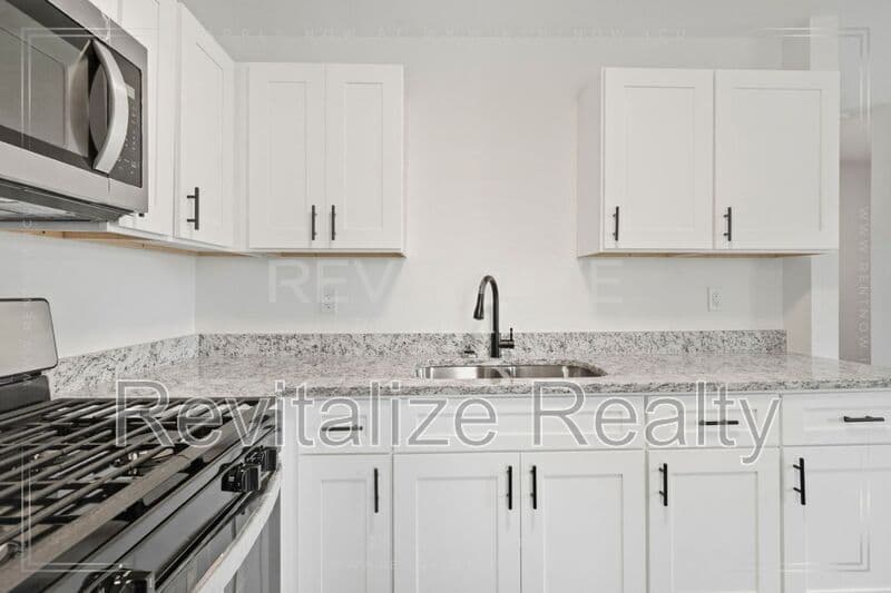 Mobile House: 377 Tuttle Ave