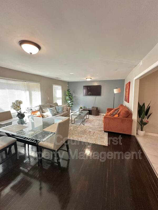 Decatur House: 1384 Peachcrest Rd,