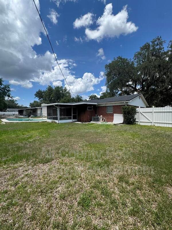 Bartow House: 2255 E Helen Cir