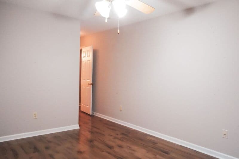Midway House: 438 Edgewater Dr