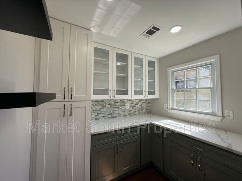 STONE MOUNTAIN House: 1239 AUTUMN HILL LANE
