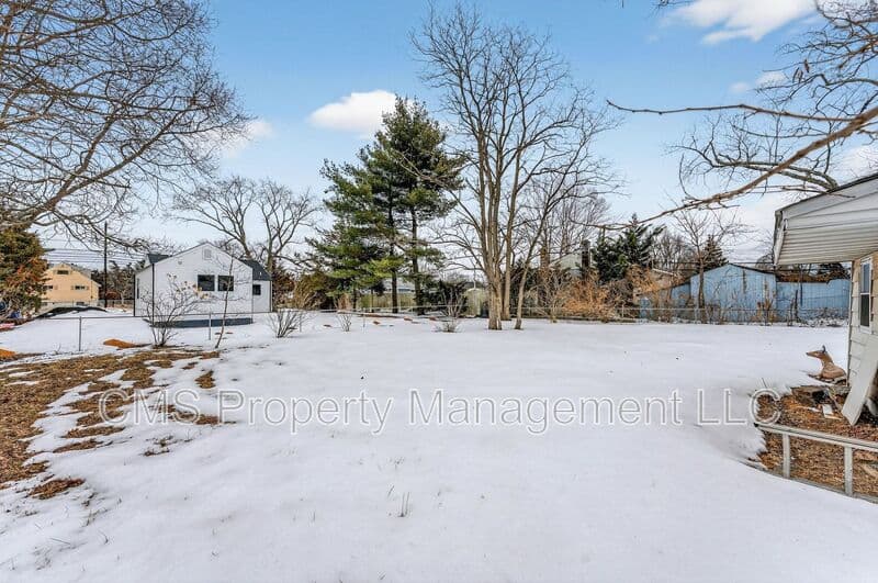 Old Bridge House: 24 Steinhardt Ave