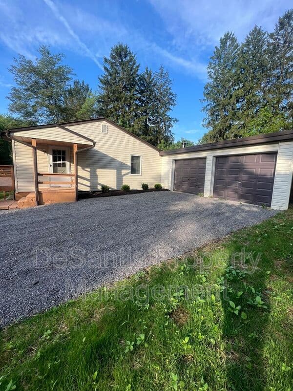 Cranberry House: 20825 Route 19