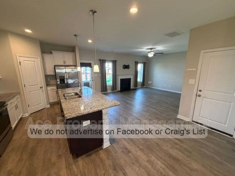 Fayetteville House: 2350 Spinning Wheel Road
