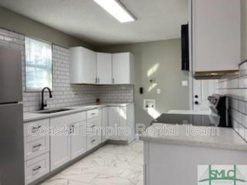 Savannah Condo: 1000 West 53rd Street - Lower Unit