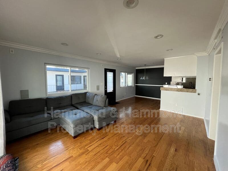 Van Nuys Condo: 5726 Woodman Ave.