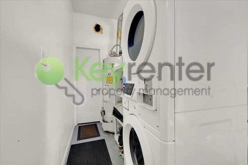 Sacramento House: 2714 San Fernando Way