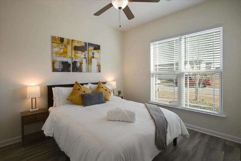 Savannah House: 11 Summer Lake Way