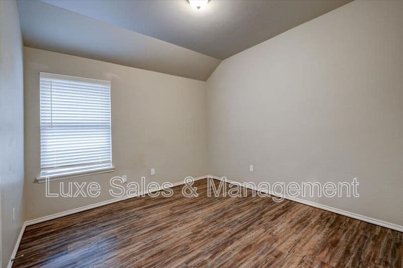 Yukon House: 10910 NW 119th