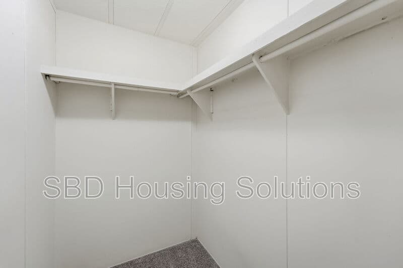 Blue Springs House: 104 N Countryside Ln
