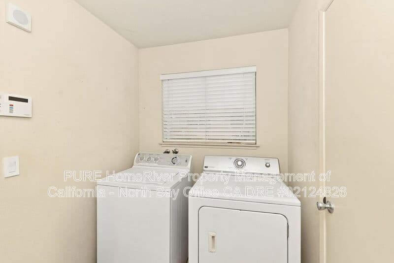 Santa Rosa House: 320 Oak Leaf Cir