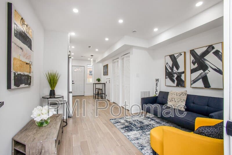 Washington Townhome: 702 19th St NE