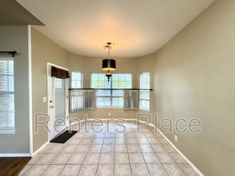 Broken Arrow House: 204 North Magnolia Court