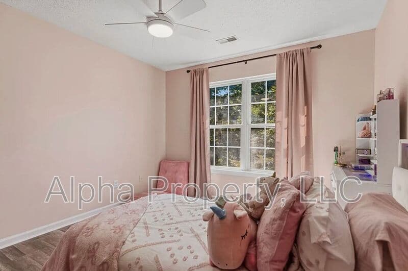 Easley House: 216 Edenberry Way