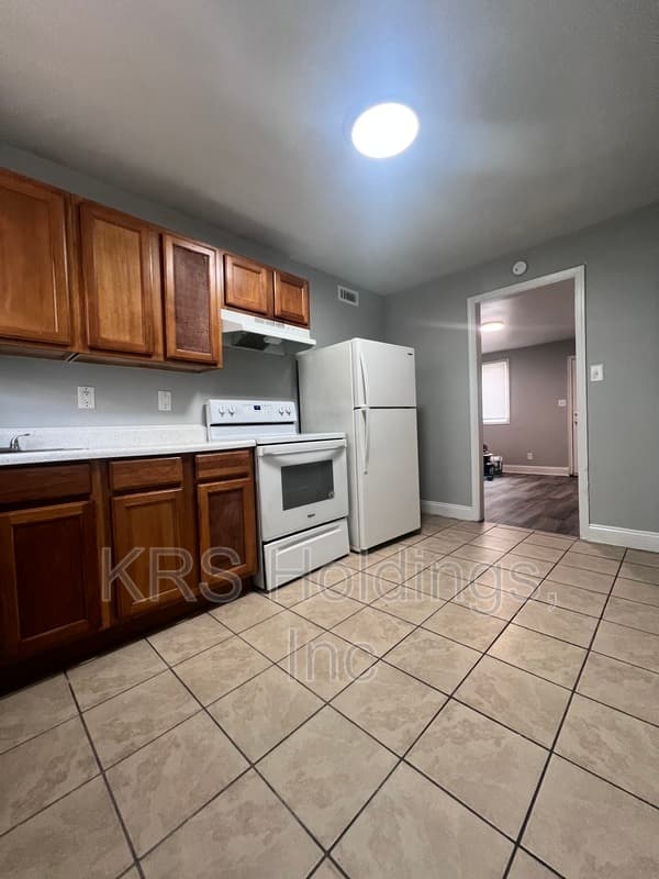 Richmond Condo: 2104 Phaup st