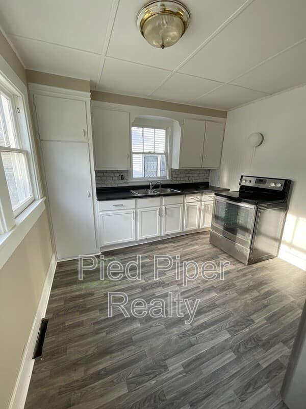 Freeport House: 1254 S Chicago Ave