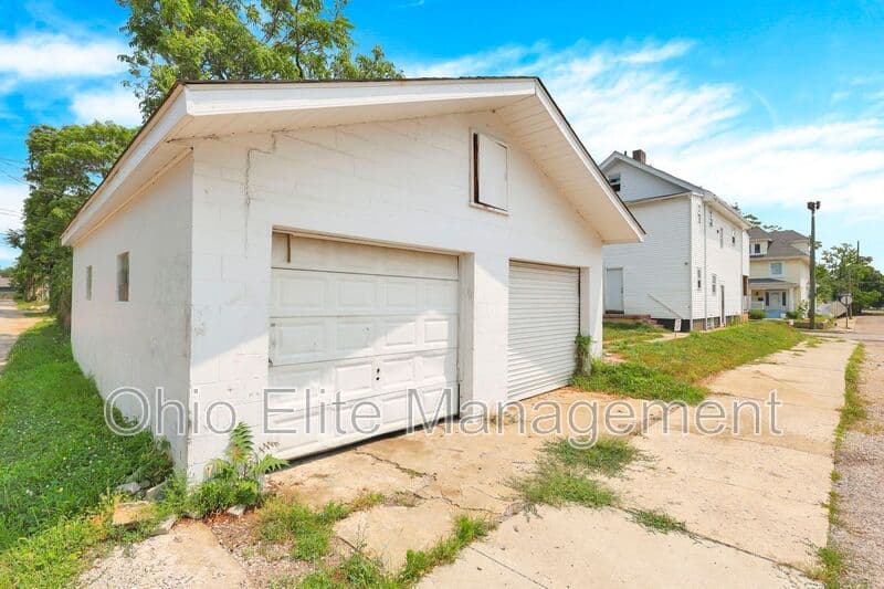 Columbus House: 85 S Wheatland Ave