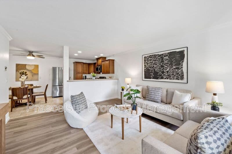 San Diego House: 6780 Friars Rd
