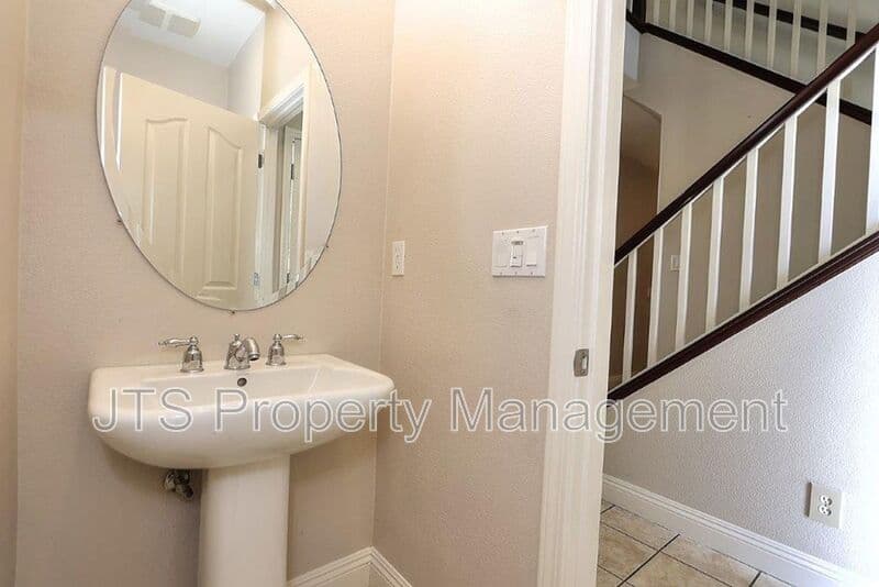 Sacramento House: 5424 Washoe Street