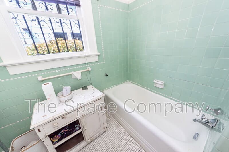 Charleston House: 25 8th Avenue