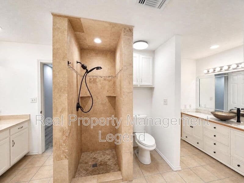 Benbrook House: 70 Legend Road