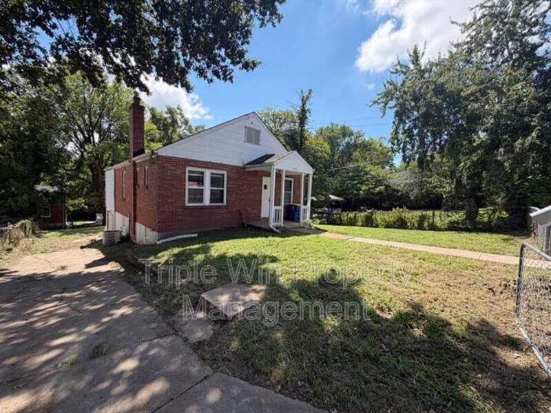 Saint Louis House: 8126 Albin Ave
