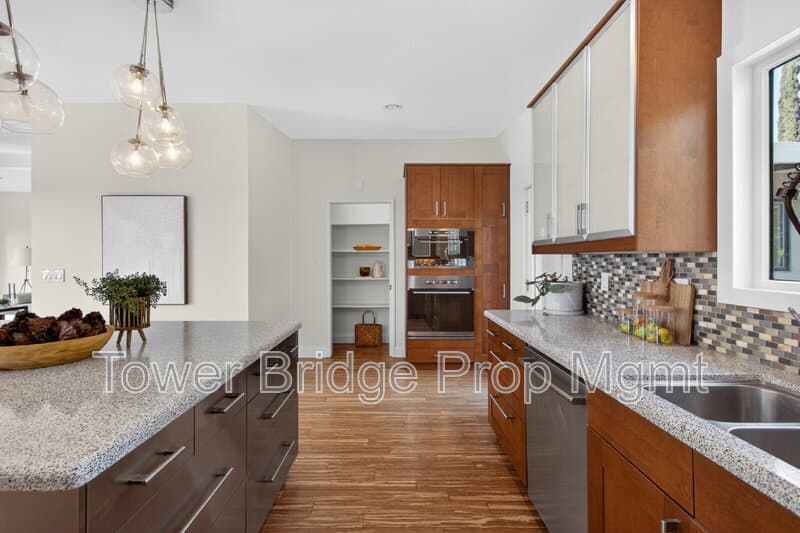 Fair Oaks House: 3937 Orangewood Dr