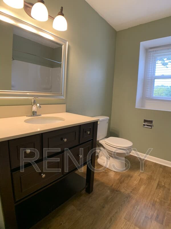 Des Moines House: 5174 NE 6th Ct