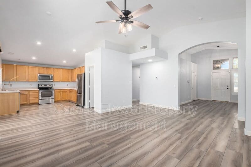 Glendale House: 21295 N 69th Ave