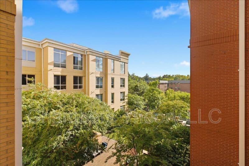 Arlington Condo: 2200 N Westmoreland St