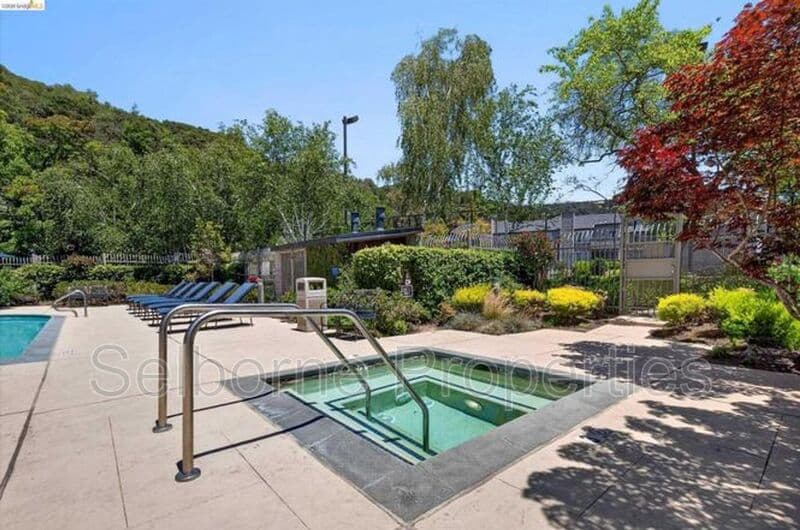 Oakland House: 660 Canyon Oaks Dr