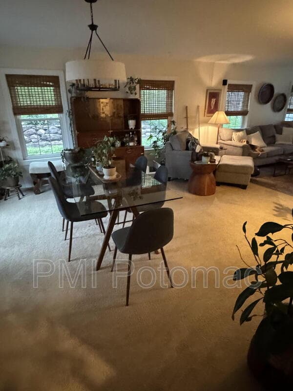 Bowie House: 12618 Kavanaugh Ln
