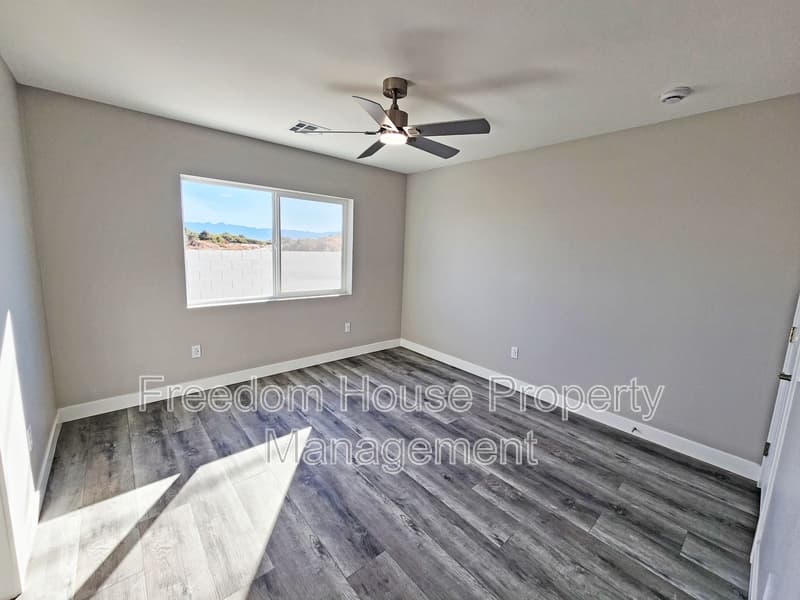 Pahrump House: 561 Valiant Avenue