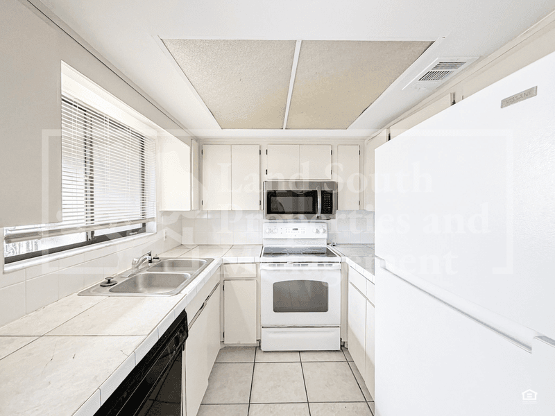 Lakeland House: 4948 Market Square
