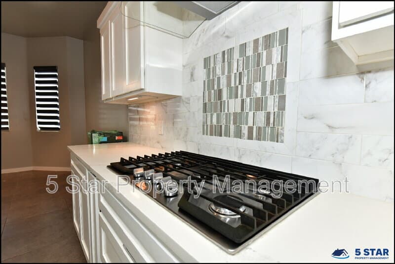 El Paso House: 2412 Tierra Lejana Pl