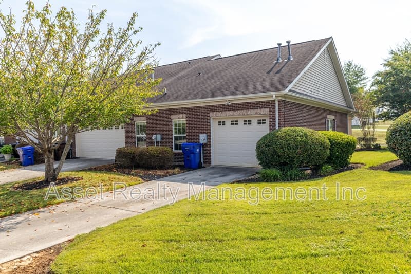 Oak Ridge House: 121 Hatleyberry St