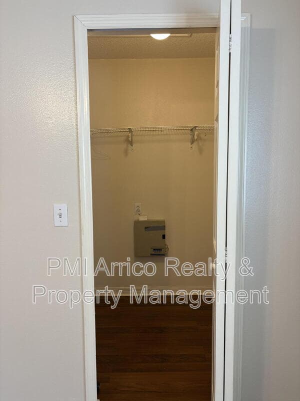 Tampa Townhome: 7430 E Bank Dr