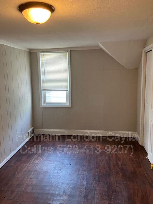 Saint Louis House: 883 Elias Ave