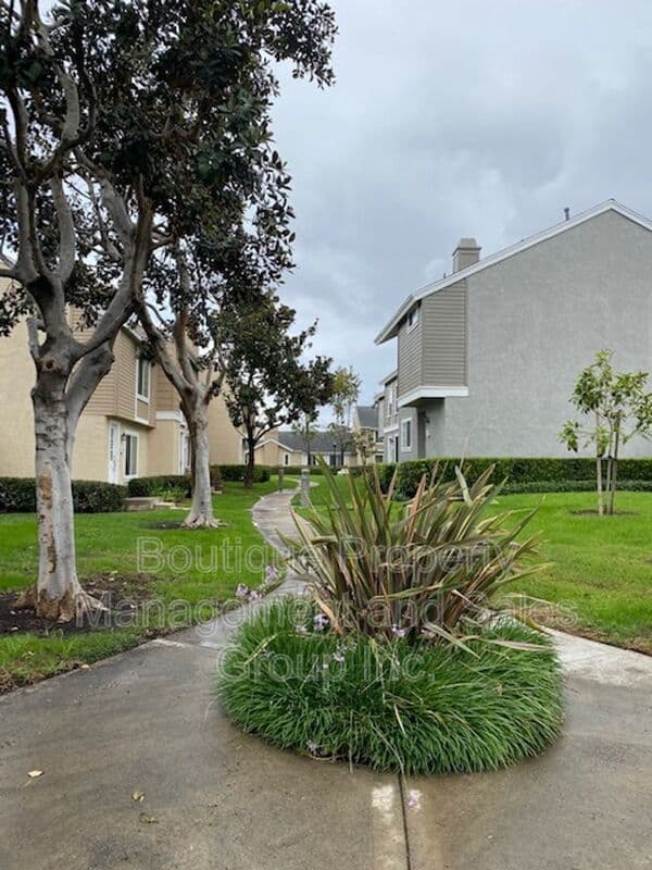 Irvine House: 44 Timber Run