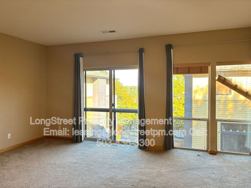 Portland Townhome: 5123 S Corbett Ave