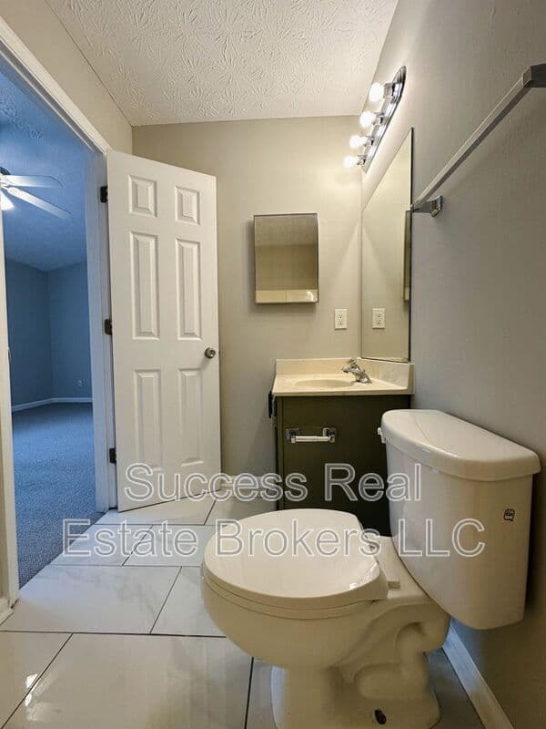 Kennesaw House: 1016 Kennesborough Rd NW