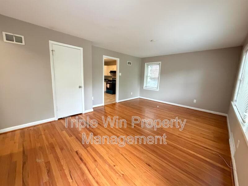 SAINT LOUIS House: 8004 MONROE AVE